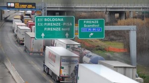 Bologna, tir in fiamme su autostrada A1: 12km coda tra Calenzano e Roncobilaccio