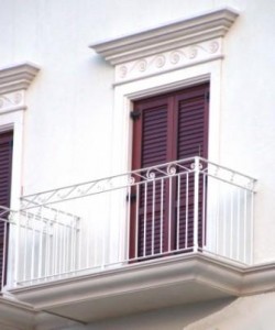 Adrano (Catania), 14enne si getta dal balcone per una delusione d'amore
