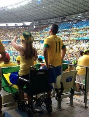 Mondiali: segna il Brasile, lei sulla sedia a rotelle si alza e esulta (foto)