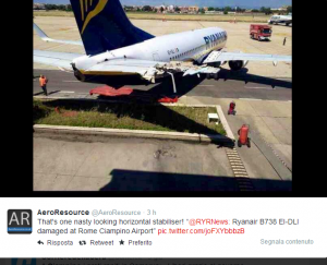 Ciampino, aereo Ryanair finisce contro caserma pompieri