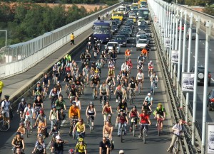 Roma, migliaia di ciclisti in corteo verso Ostia. Caos e liti con automobilisti