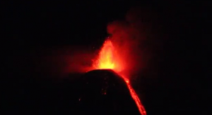 Etna, nuova eruzione esplosiva: aeroporto aperto, voli regolari