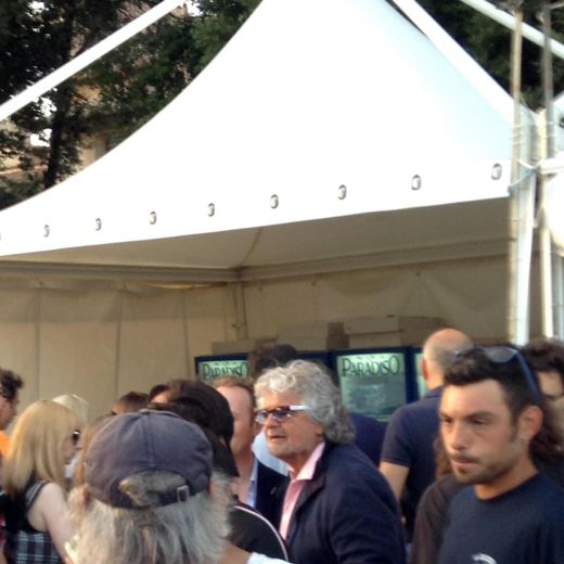 Beppe Grillo guarda i Rolling Stones in tribuna Vip (Foto Ansa)