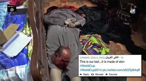"La nostra palla dei mondiali". Testa mozzata dai jihadisti: la foto su Twitter