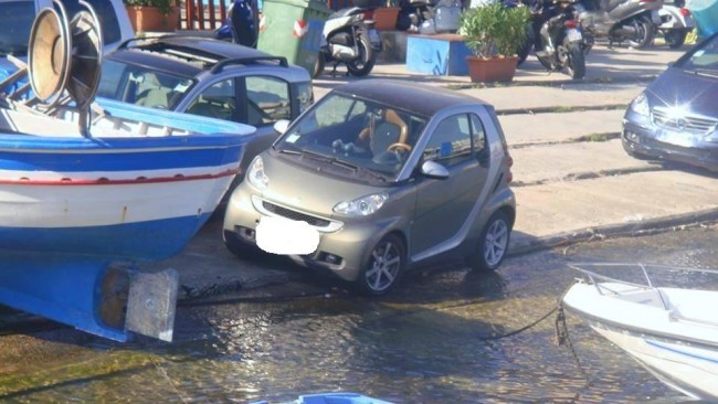 Palermo senza parcheggi: l'auto in sosta con due ruote nel mare