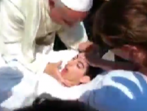 Papa Francesco ferma l'auto e saluta la ragazza disabile
