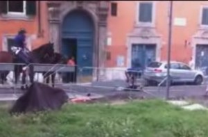 Roma, polizia a cavallo immobilizza scippatore in pieno centro