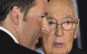Renzi pensa a proroga Napolitano: "Maggio 2015". Ma lui fissa termine a giugno
