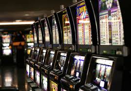 Trani, perde al gioco: spacca la slot machine e si fa restituire soldi