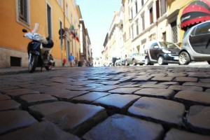 Roma, via i sampietrini da centro e periferia