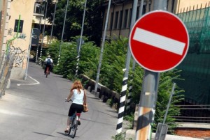 Codice strada. Minori: patente a punti. Ciclisti impuniti simbolo illegalità 