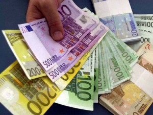 Libero: "Lo Stato ci vieta il contante ma pretende solo banconote"