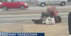 Usa, poliziotto massacra a pugni donna: voleva attraversare la strada (video)