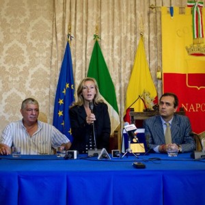 Ciro Esposito, il sindaco di Napoli consegna medaglia d'oro alla mamma