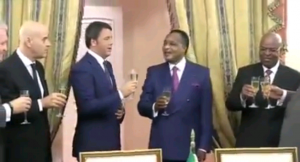 Matteo Renzi, brindisi in Congo: "Come si dice salute in francese?"
