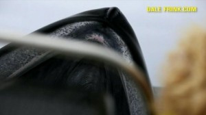 Balenottera rovescia barca: la telecamera riprende la bocca enorme del cetaceo