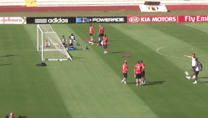 Paul Pogba fa gol da dietro la porta (VIDEO)