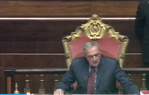 Caos al Senato: fischietti e cartelli, M5s e Lega gridano "libertà", Grasso sospende