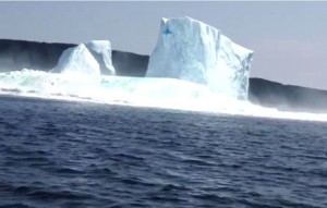 Iceberg si stacca: mini tsunami verso la barca dei turisti 