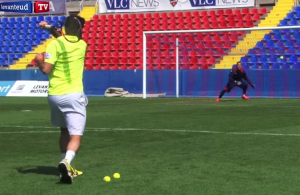 Keylor Navas del Costa Rica si allena parando palline da tennis (VIDEO)