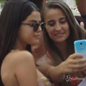 Selena Gomez, selfie ad Ischia con i fan