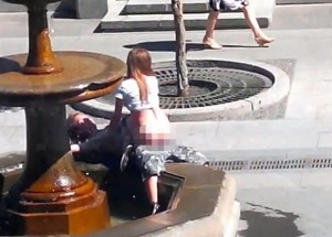 Sesso in pubblico sdraiati su una fontana: rischiano multa da 21 euro FOTO-VIDEO