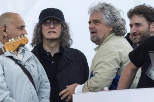 Davide Casaleggio, a destra, con il padre e Beppe Grillo