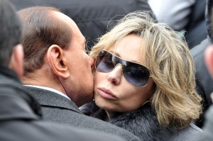 Marina Berlusconi, a teatro "intervista immaginaria". Applausi e qualche fischio