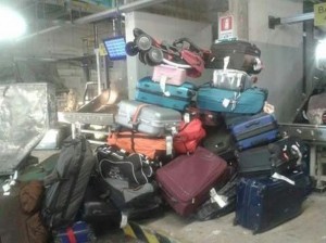 Una montagna di bagagli abbandonati 