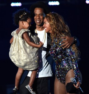 Mtv Awards, Beyoncé riceve premio con Jay Z e Ivy, poi si commuove 