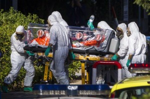 Ebola diventa superstizione: malati "liberati", zombie del virus in città
