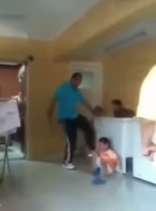 Egitto, direttore orfanotrofio picchia bimbi col bastone: il video