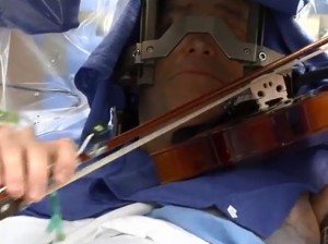 Roger Frisch, il violinista che suona mentre lo operano al cervello (video)