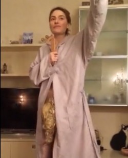Giulia Ottonello, parodia di Laura Pausini senza mutande. Video su Facebook