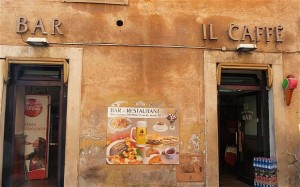 Roma, 3 gelati e un'acqua a 42 euro: i turisti tornano al bar con i carabinieri