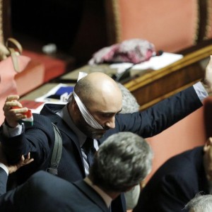 Senato caos: Grasso espelle Lucidi, resistenza M5s vs commessi, Fi e Pd VIDEO