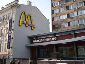 Russia, chiusi 4 McDonald's a Mosca: ritorsione per le sanzioni