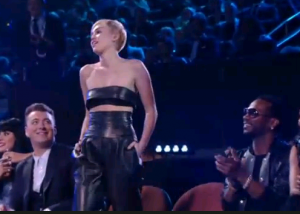 Mtv Music Awards: Miley Cyrus manda il senzatetto a riceve il premio 