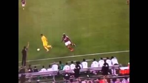 Emre Can spinge Mario Balotelli fuori dal campo (VIDEO)