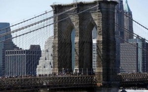 New York, si arrampica su ponte Brooklyn per fare delle foto