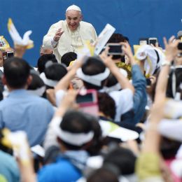 Papa Francesco guarda a Cina e Vietnam e il comunista Oliviero Diliberto aiuta