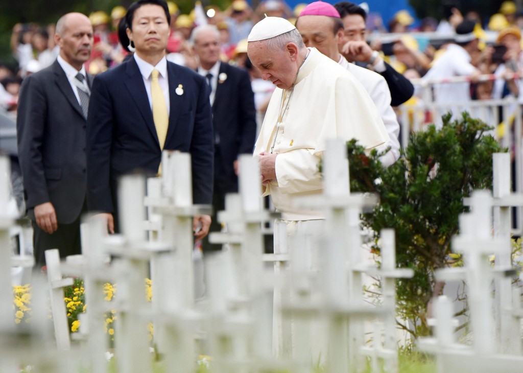 Papa Francesco in silenzio davanti alle croci dei bimbi non nati per l'aborto