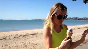 La ragazza "bombardata" dal piccione: escrementi sul gelato e in faccia VIDEO