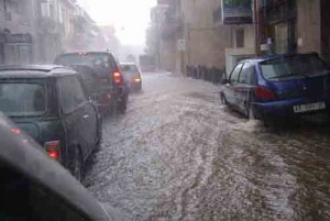 Maltempo: pioggia torrenziale all'alba su Milano