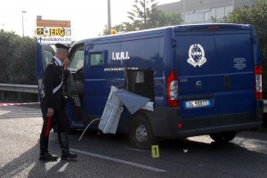 Roma, assaltano portavalori armati di mitra: bottino da 200mila euro