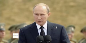 Vladimir Putin, uccello gli fa cacca addosso mentre parla. Lui continua VIDEO