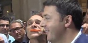 Mauro Fortini a Matteo Renzi: "Dammi un bacio". Disturbatore in bianco VIDEO