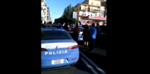Salerno, presunto pedofilo linciato in strada: "Ha rapito una bimba"
