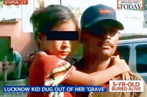 India, bimba di 5 anni sepolta viva dagli zii: salvata da un passante