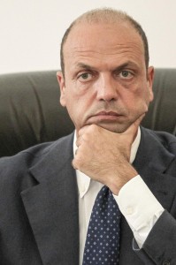 Immigrazione: Alfano risponde a Ue: "Problema non è scaricabarile sull'Italia"